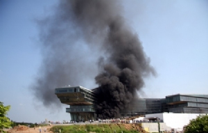 Cháy lớn tại khách sạn 5 sao sau Trung tâm hội nghị Quốc gia