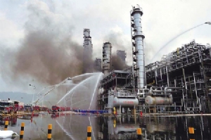 Cháy nhà máy lọc dầu tại Trung Quốc