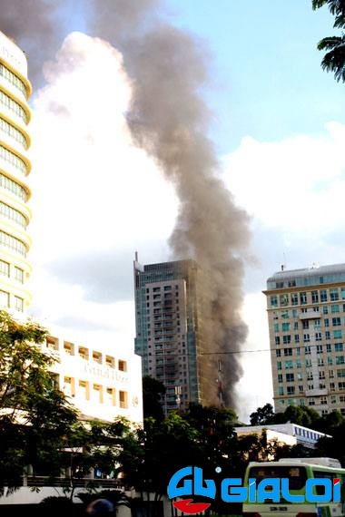 Cháy tòa nhà 32 tầng ở trung tâm Sài Gòn 