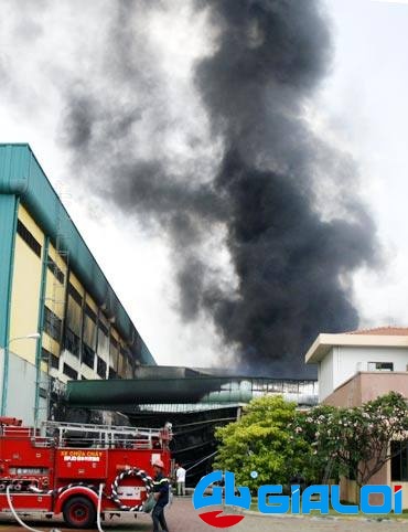 Cháy lớn trong Khu công nghiệp VN - Singapore