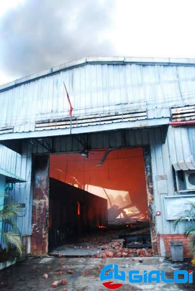 Cháy lớn tại KCN Sóng Thần, thiêu rụi 8.000 m2 nhà xưởng