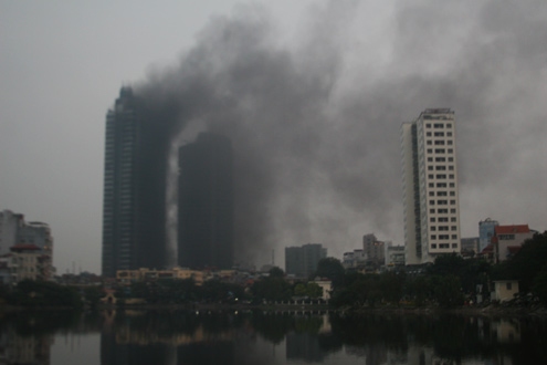 Cháy tháp đôi 33 tầng, 10 công nhân ngạt khói